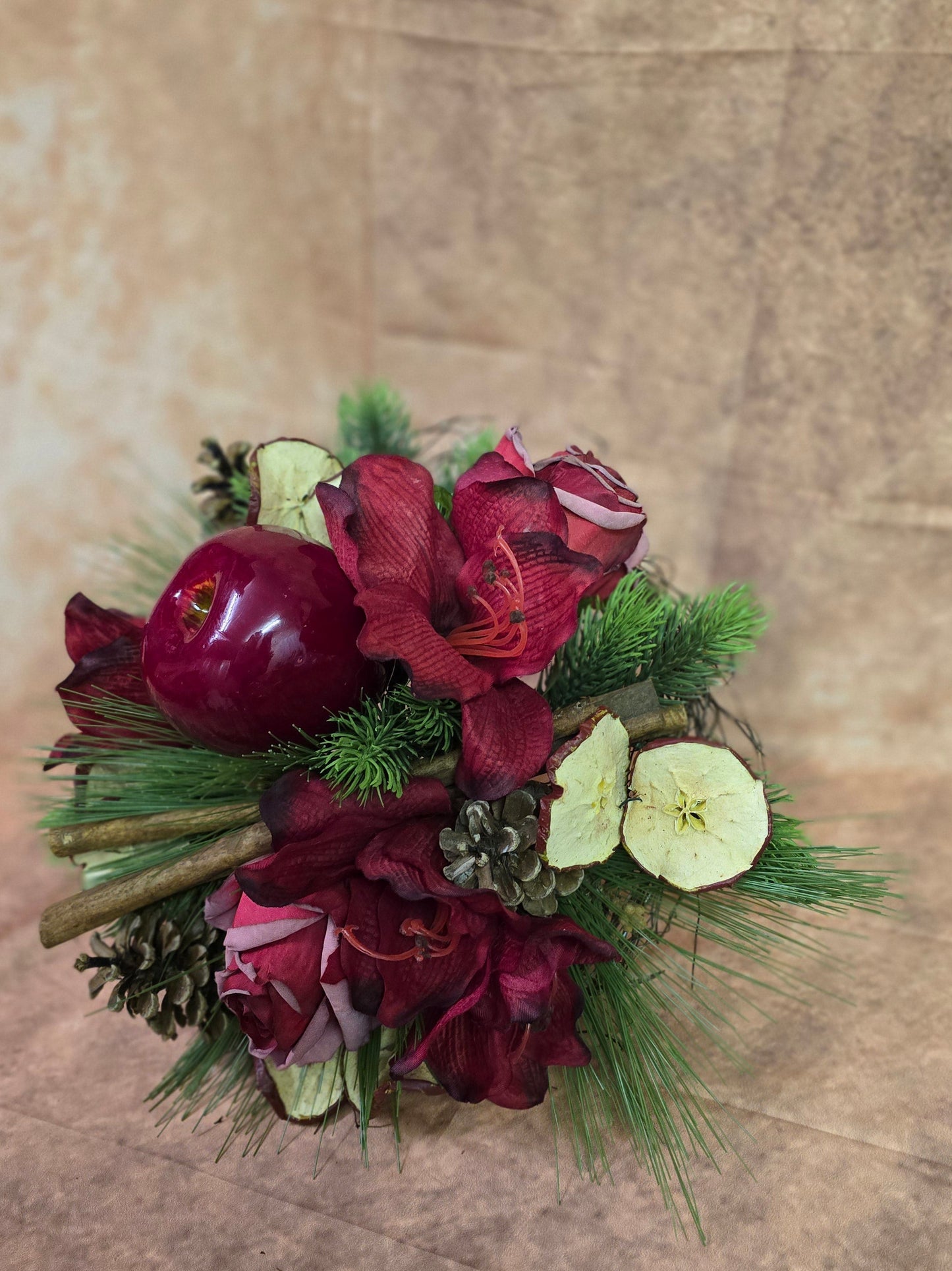 #8036 Kleiner Strauß mit Früchten, Zimt und Zapfen
