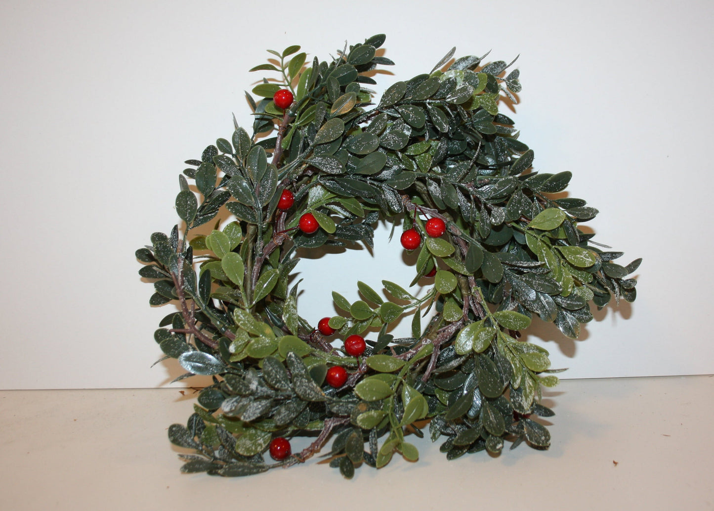 #8076 Kranz Buchs Kunststoff mit Beeren