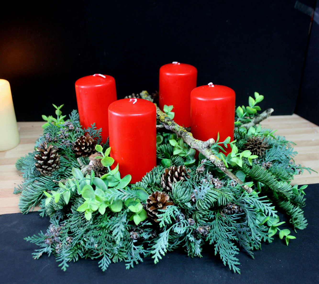 #8007 Adventskranz frisch Eukalyptus und Zapfen