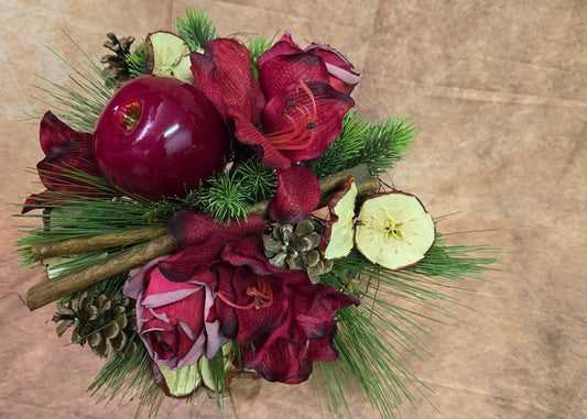 #8036 Kleiner Strauß mit Früchten, Zimt und Zapfen