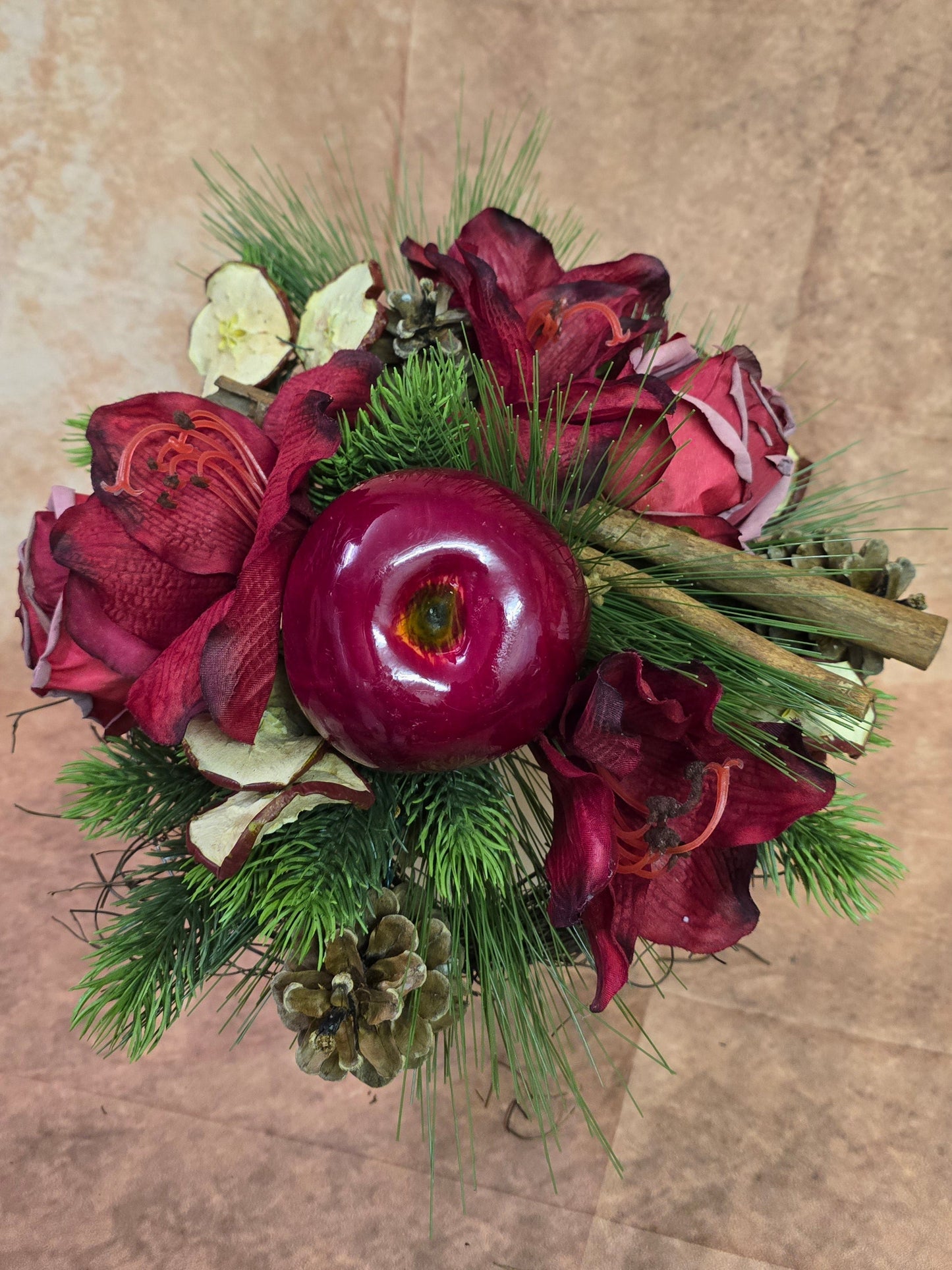 #8036 Kleiner Strauß mit Früchten, Zimt und Zapfen