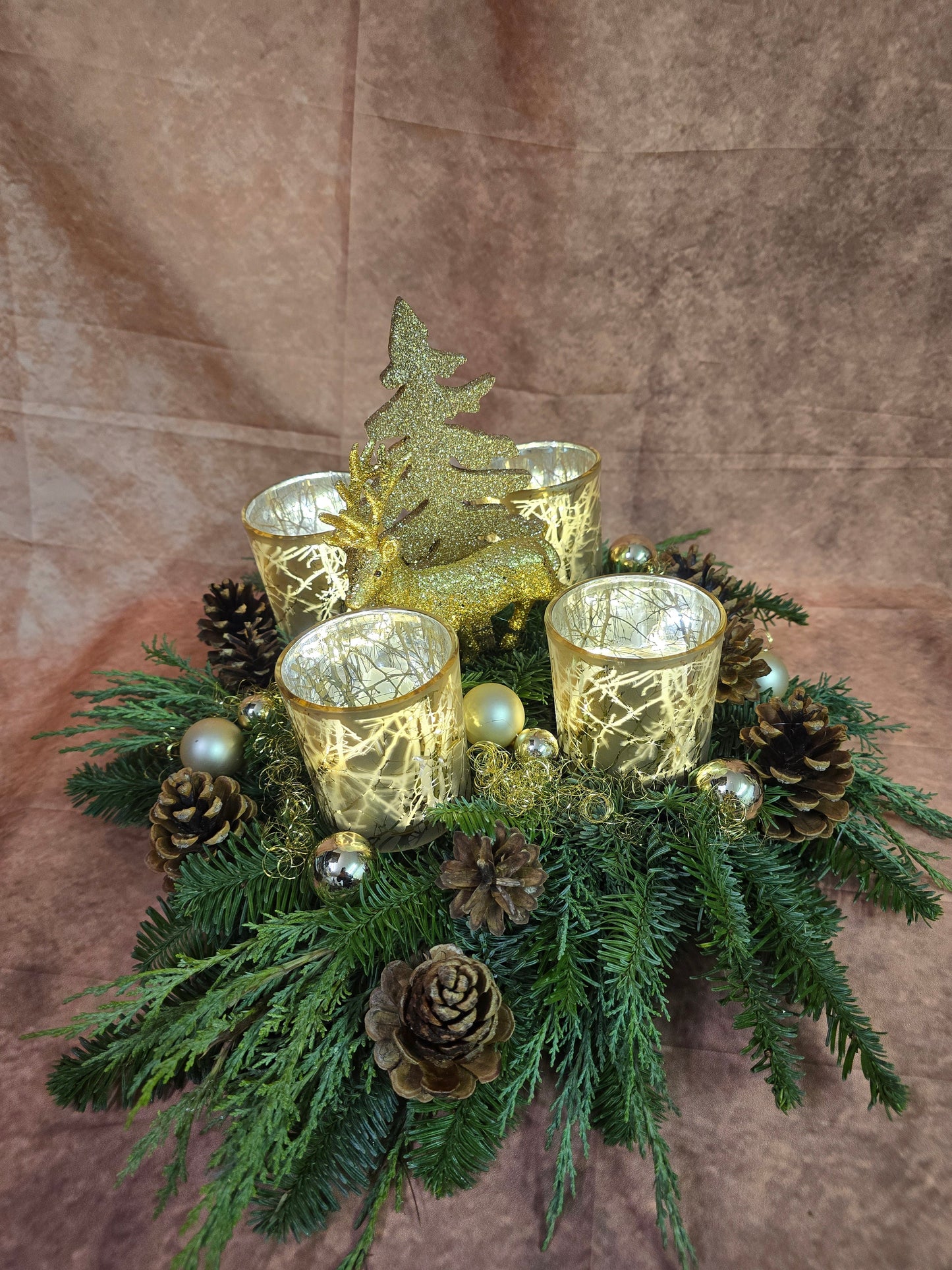 #8011 Adventskranz frisch mit Windlichtern in gold