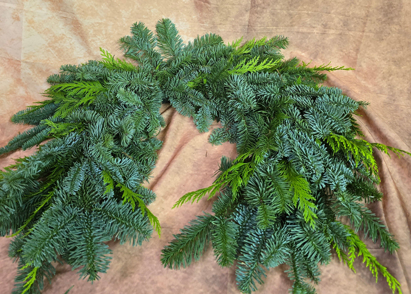 #8019 halber  Rohkranz frische Tanne, Tuja