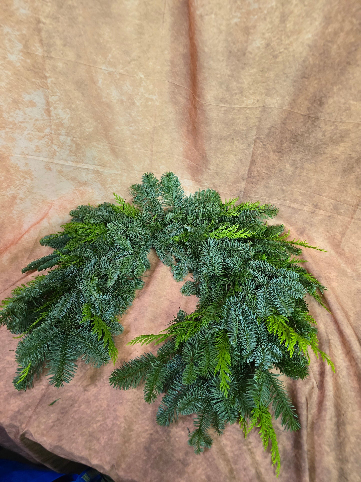 #8019 halber  Rohkranz frische Tanne, Tuja