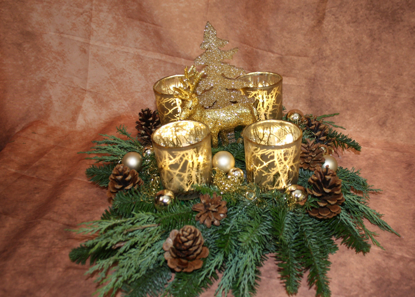 #8011 Adventskranz frisch mit Windlichtern in gold