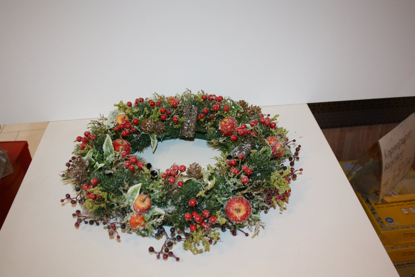 #8074 Früchtekranz 30cm beschneit