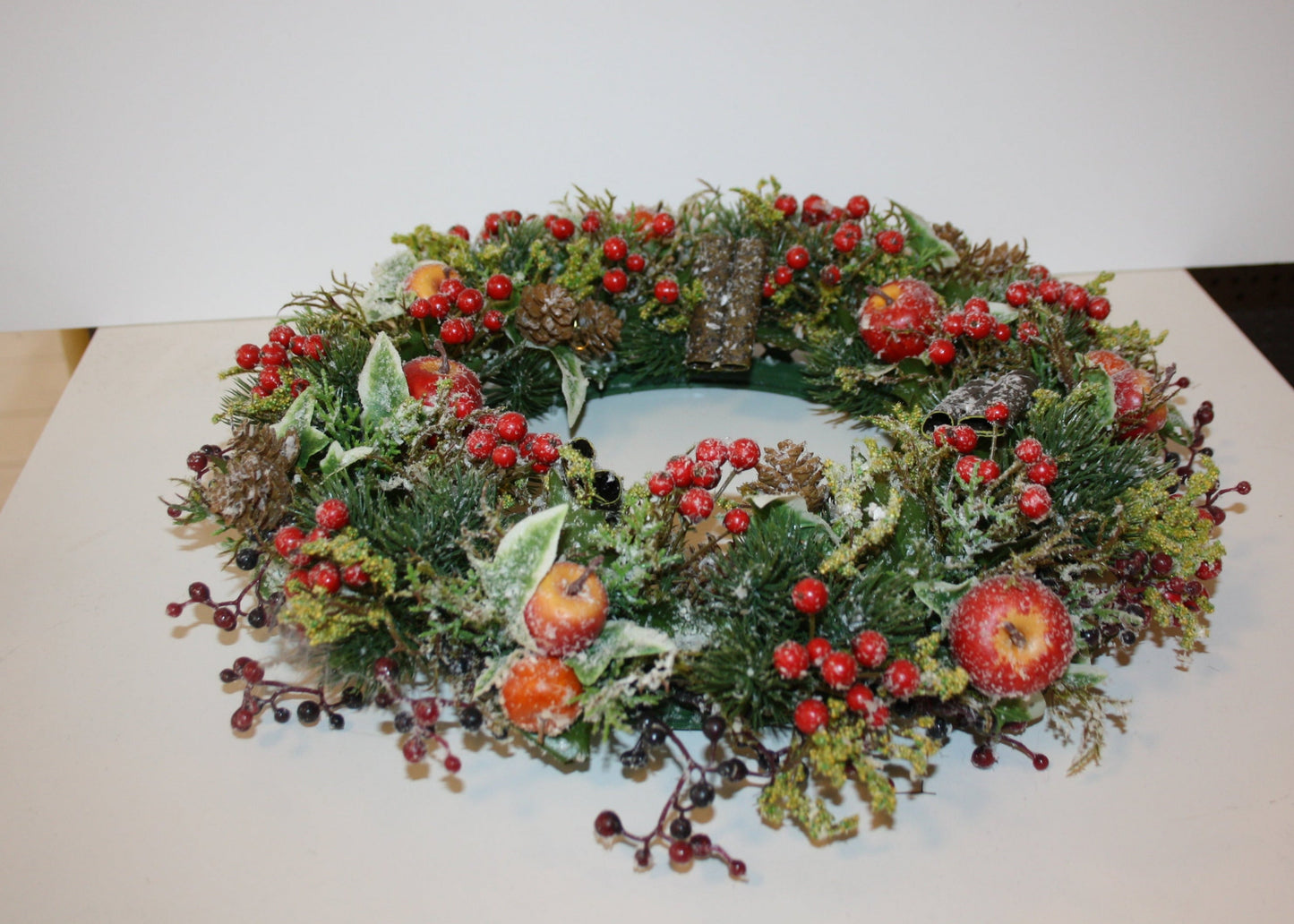 #8074 Früchtekranz 30cm beschneit