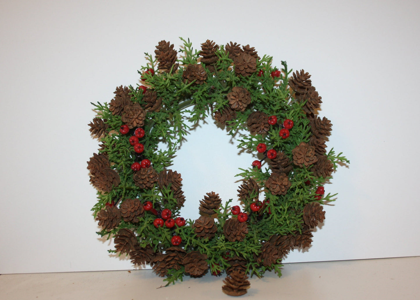 #8075 Kranz Kranz Zapfen und Beeren Kunst