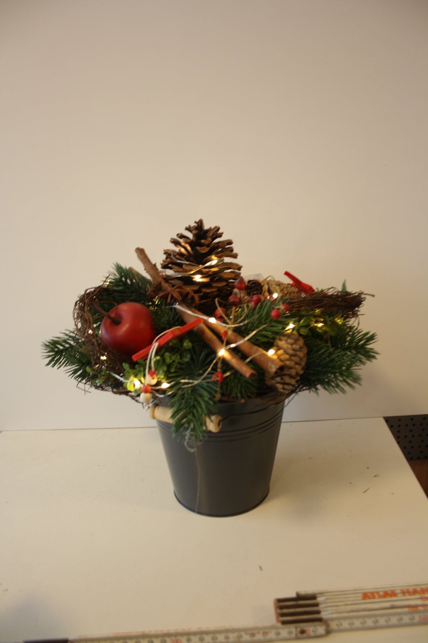 #8037 Großer Strauß mit Früchten, Zimt und Zapfen Licht