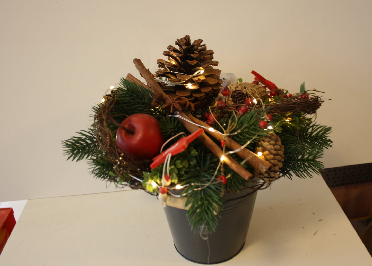 #8037 Großer Strauß mit Früchten, Zimt und Zapfen Licht