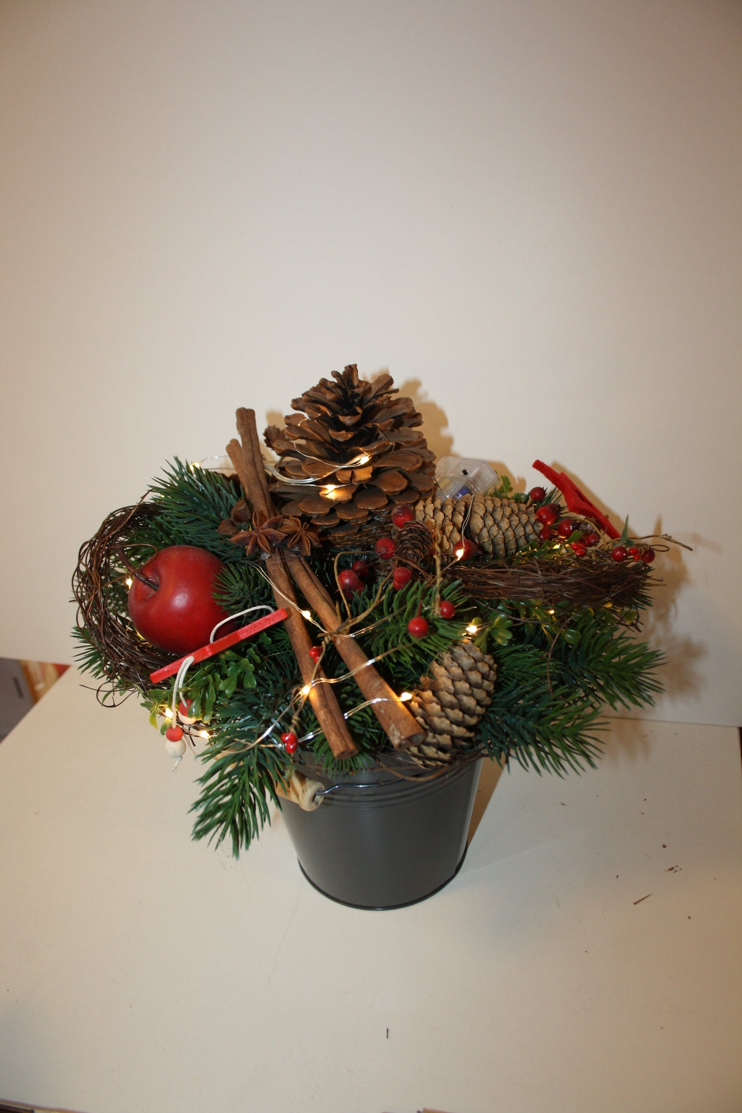 #8037 Großer Strauß mit Früchten, Zimt und Zapfen Licht