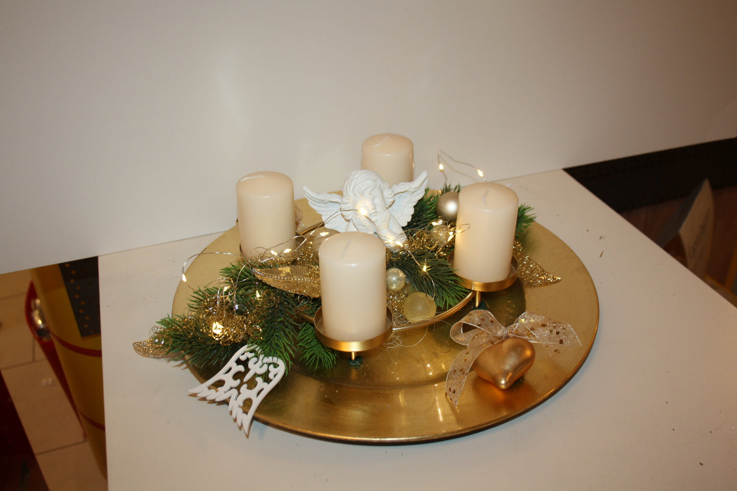 #8051 Teller Advent creme mit goldenem Kranz und Engel