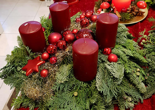 #8006 Adventskranz frisch Bordeaux mit Kugeln