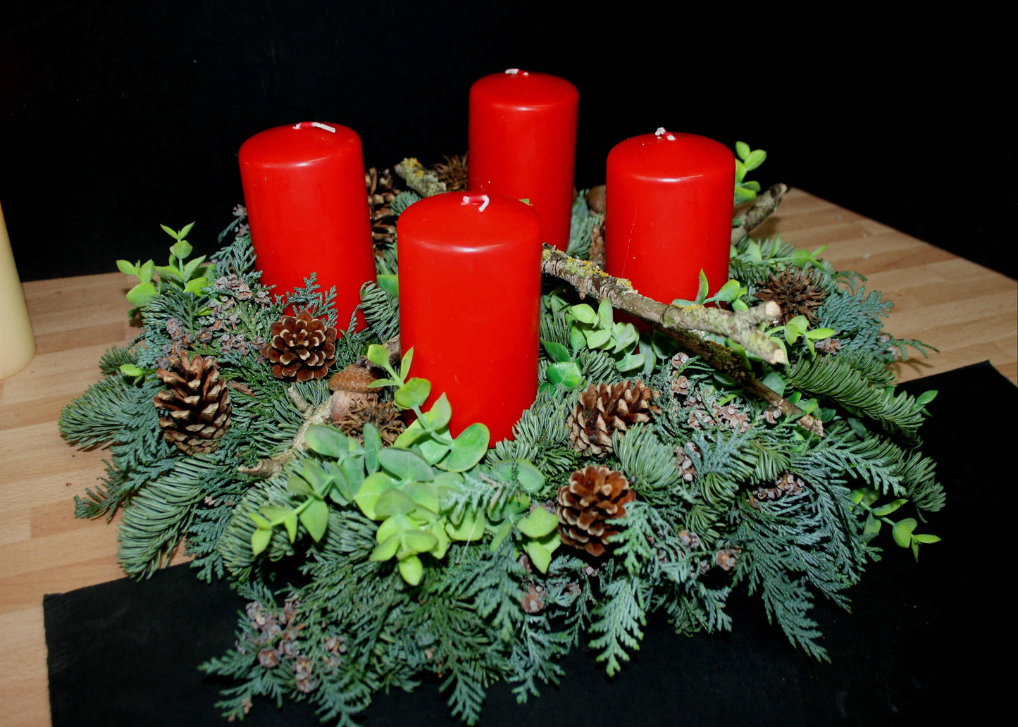 #8007 Adventskranz frisch Eukalyptus und Zapfen