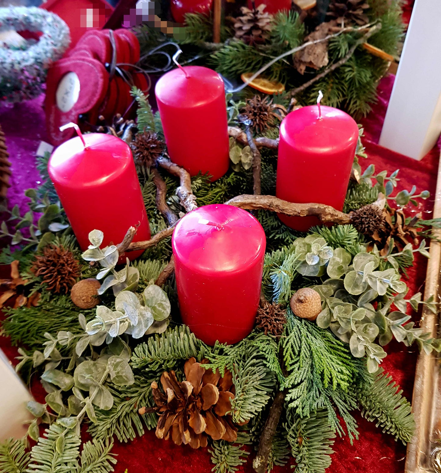 #8007 Adventskranz frisch Eukalyptus und Zapfen